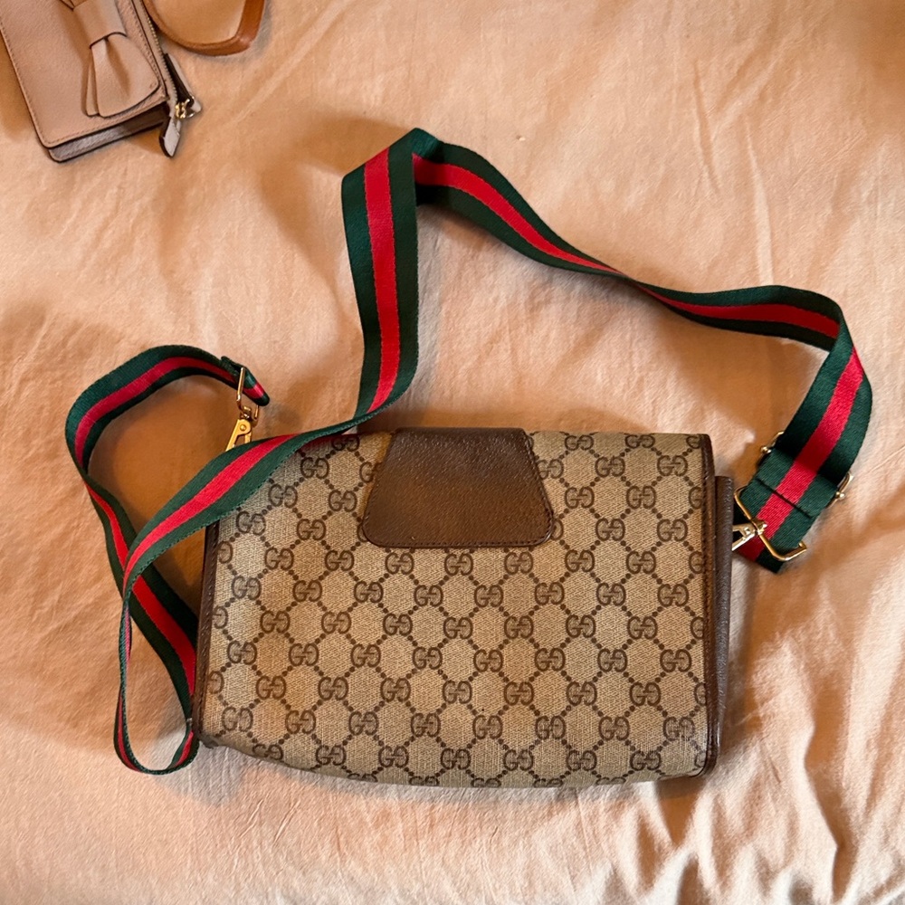 Gucci Beige and Green Signature Crossbody Bag - Picture 5 of 9